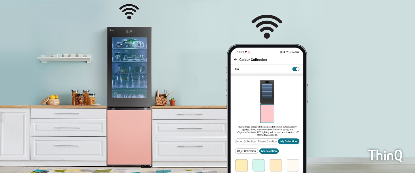 Obraz do modra laděné kuchyně s lednicí a mobilním telefonem připojeným přes Wi-Fi.
