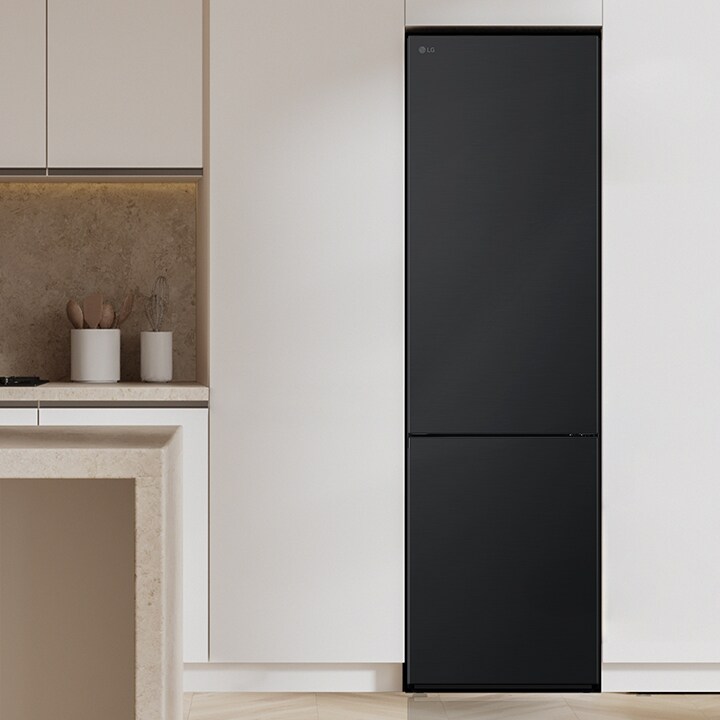 Moderní kuchyňská linka s lednicí, která plynule navazuje na okolní skříňky.