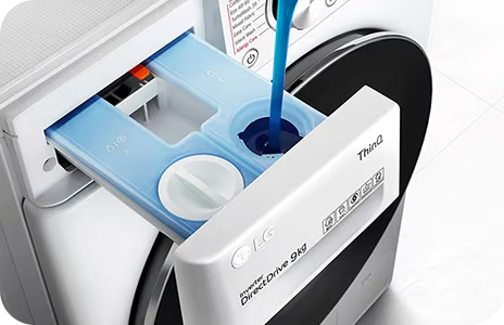 Na snímku je vložení pracího prostředku do pračky.	