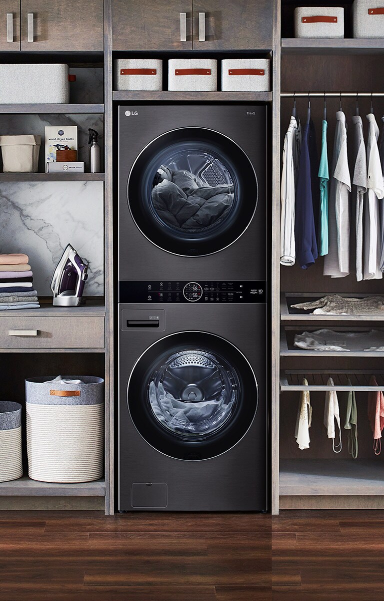 Stěna místnosti, která vypadá jako šatna. Washtower je uspořádána v souladu s ostatním nábytkem.