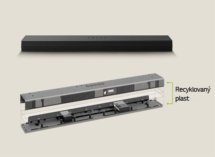 Je zde čelní pohled na soundbar zezadu a vyobrazení soundbaru v kovovém rámu zepředu. Nakloněný pohled na zadní stranu kovového rámu soundbaru s nápisem „Recycled Plastic“ na okraji rámu.