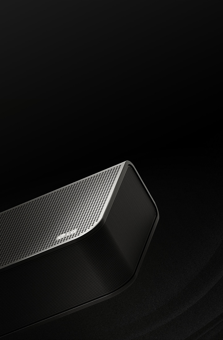 LG Soundbar na černém pozadí odhaluje svůj design od horní části až po roh. Bílé kapky vystupují ze středu a na koncích soundbaru jako vodopád a znázorňují stoupající zvuk.