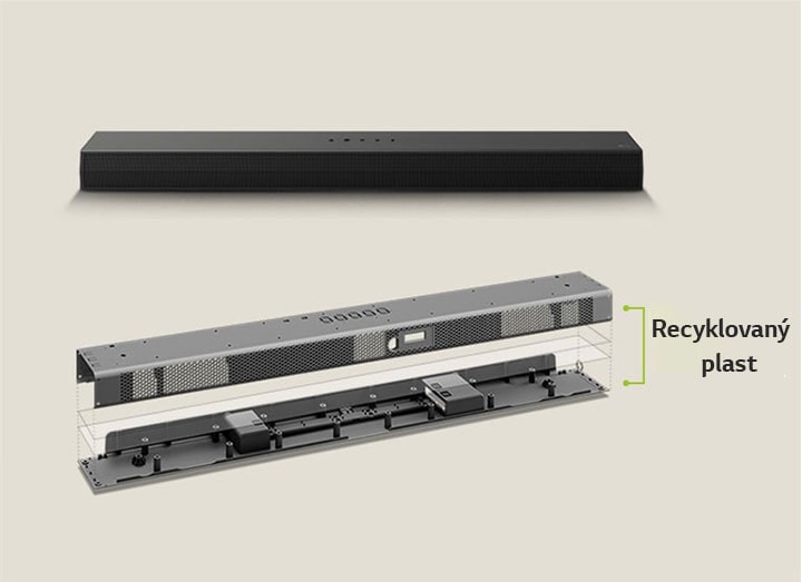 Je zde čelní pohled na soundbar zezadu a vyobrazení soundbaru v kovovém rámu zepředu. Nakloněný pohled na zadní stranu kovového rámu soundbaru s nápisem „Recycled Plastic“ na okraji rámu.