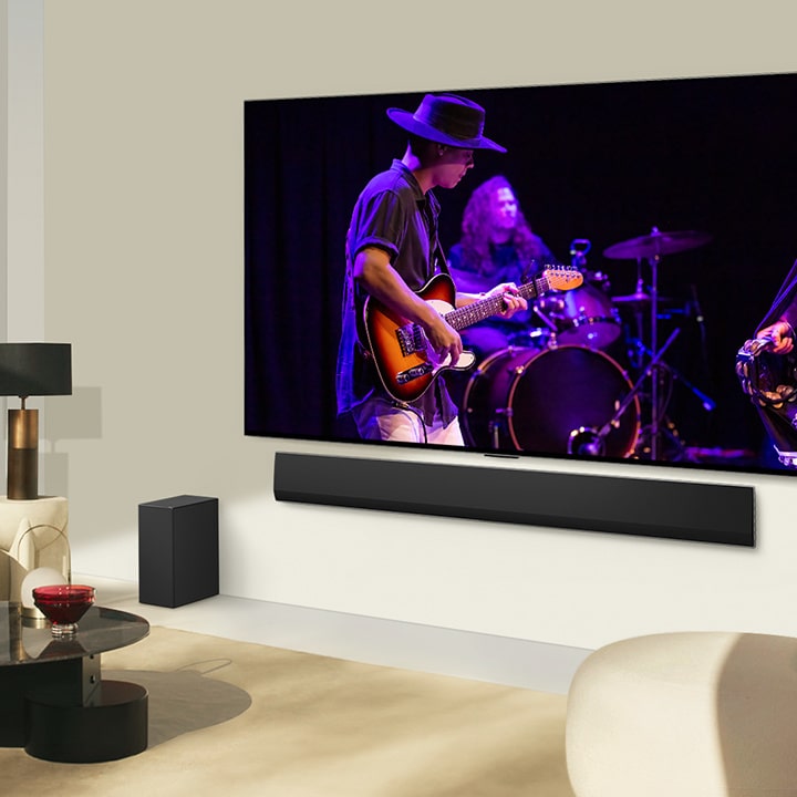 LG Soundbar a LG TV spolu ladí v moderním obývacím prostoru a předvádějí hudební představení.