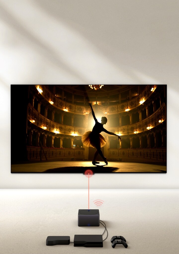 Televizor LG OLED evo M4 zobrazený z výšky. Je k němu připojeno několik konzolí a zařízení pomocí kabelů a předtím, než zmizí, vypadá vše neúhledně. Zobrazí se krabička Zero Connect a za ní úhledně uspořádaná zařízení a konzole, objeví se červený signál Wi-Fi a červený paprsek směřující k televizoru, zatímco se pohled sklopí dolů a zobrazí se celý televizor.