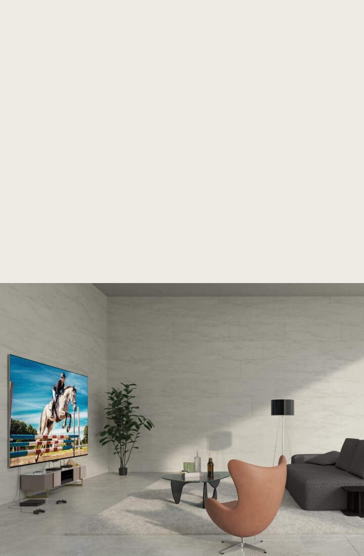 Televizor LG OLED evo M4 připevněný na zdi a zařízení, která jsou k němu připojena změtí kabelů pod ním. Přes obraz přejde bílá grafická čára, zařízení zmizí a na malém stole se objeví krabička Zero Connect. Obraz na chvíli ztmavne a zvýrazní se pouze televizor a krabička Zero Connect. Vše zmizí, pak se znovu objeví zvýrazněný televizor a krabička Zero Connect na jiném místě. Obraz se opět rozjasní.