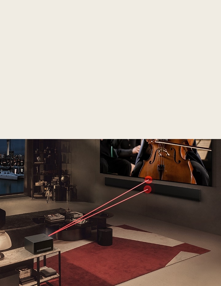 Na obrazovce televizoru LG OLED evo M4 se přehrává koncert a před televizorem je umístěna krabička Zero Connect. Nad krabičkou Zero Connect se zobrazí červený signál Wi-Fi a dva paprsky červeného světla září směrem k televizoru a soundbaru LG.