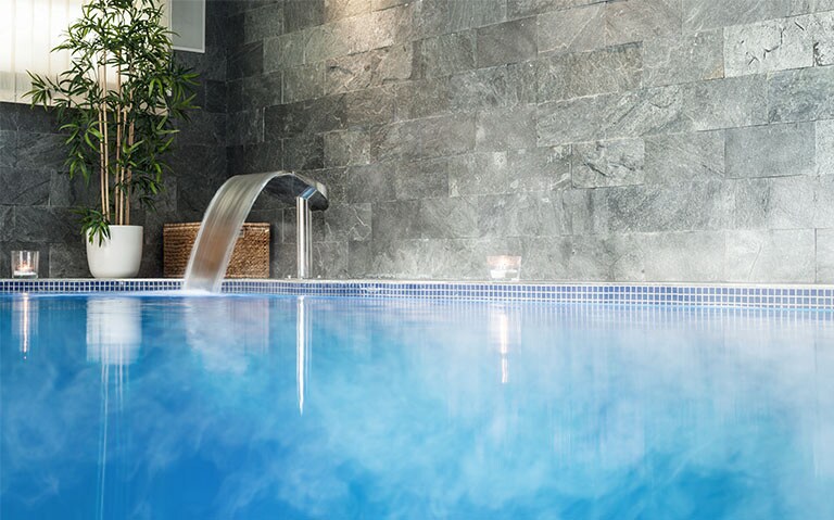 Obrázek hotelových lázní plných horké vody.