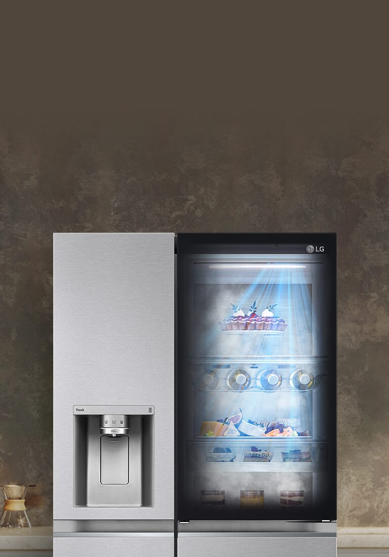 Pohled zepředu na chladničku LG InstaView s osvětleným vnitřkem a modrými paprsky DoorCooling dopadajícími na potraviny