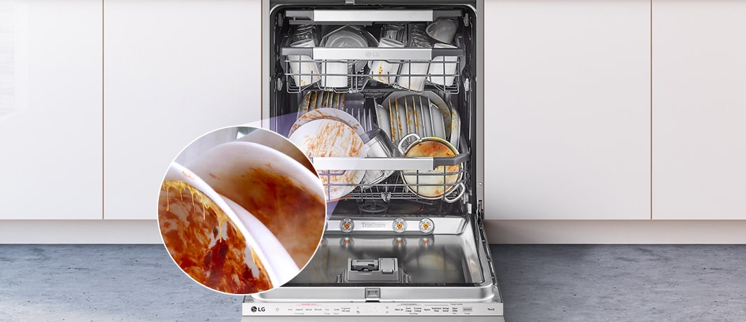Vestavná myčka s plně otevřenými dvířky, odhalující špinavé nádobí uvnitř.