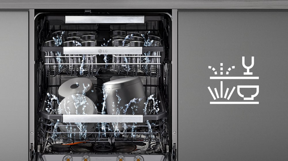 Vnitřek myčky nádobí s šetrným mytím horního koše a výkonným mytím spodního koše.