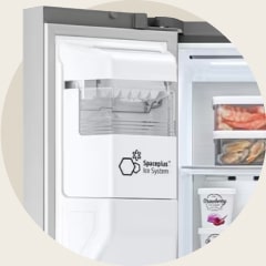 Detail prvního vestavěného výrobníku ledu na světě z roku 2006 – LG SpacePlus™ Ice System ve dveřích lednice