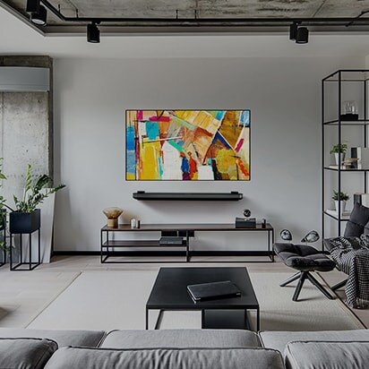 Geometrická abstraktní malba je zobrazena na obrazovce LG SIGNATURE OLED TV W.