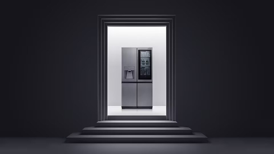 LG SIGNATURE Chladnička je položena na místo, kde je instalováno černé a bílé schodiště a struktura stěny.