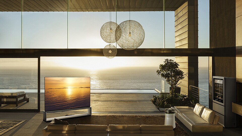 Televize LG SIGNAUTURE OLED 8K a vinný sklípek se zobrazují v obývacím pokoji s výhledem na costo view.