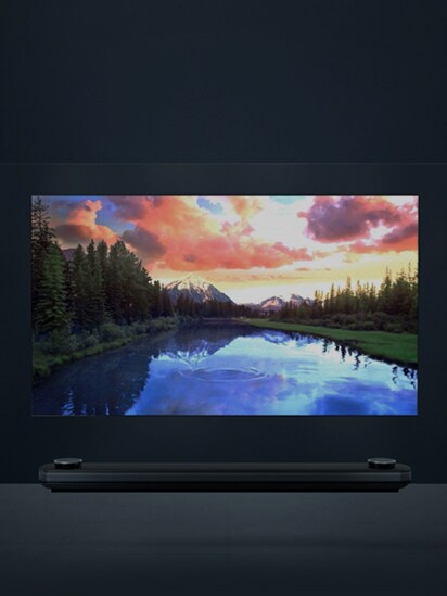 Čelní pohled na televizi LG SIGNATURE Wallpaper OLED, která je zavěšena na průhledné stěně.
