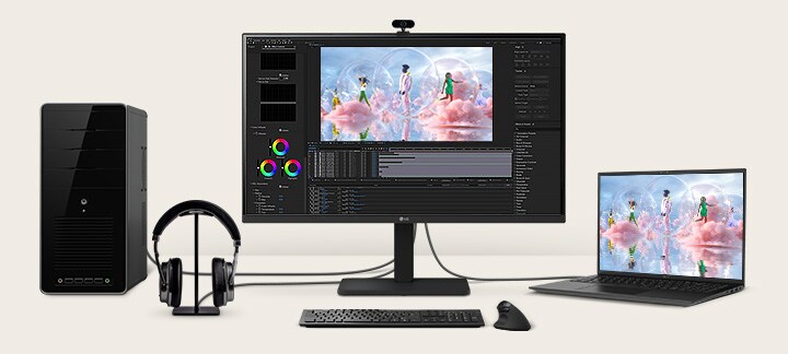 Pohled zepředu na pracovní stanici s několika zařízeními připojenými k monitorům.	