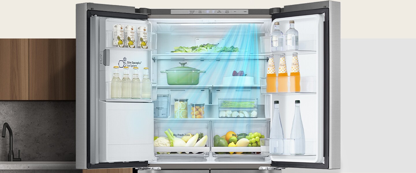 Otevřená chladnička LG s uspořádanými potravinami, lahvemi a zásuvkami, rovnoměrně chlazená modrým světlem DoorCooling™.