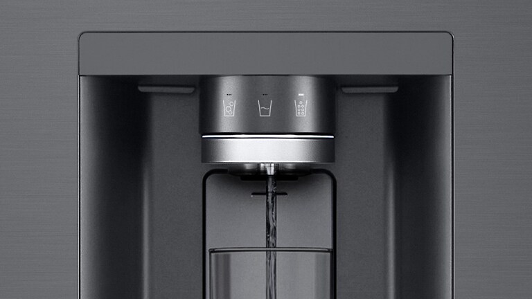 Automatický dávkovač vody na lednici LG, stříbrný, s ikonami pro led, vodu a džus.