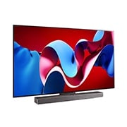 Mírně úhlový pohled na LG OLED evo TV, OLED C4 s LG Soundbarem níže