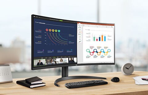 Na stole je monitor UltraWide umístěný v úhlu 30 stupňů doleva. Obrazovka je rozdělena na dvě poloviny, přičemž na levé straně se zobrazuje obrazovka pro vedení videokonference během práce a na pravé straně obrazovka pro úpravu dokumentů.