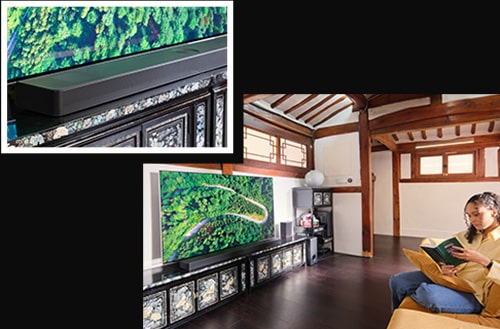 Host sedí před LG OLED TV a čte si knihu.	