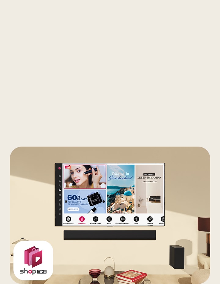 Ein Paar schaut sich die Home-Shopping-Kanäle auf einem großen, an der Wand befestigten LG TV in einem modernen Wohnbereich an. 