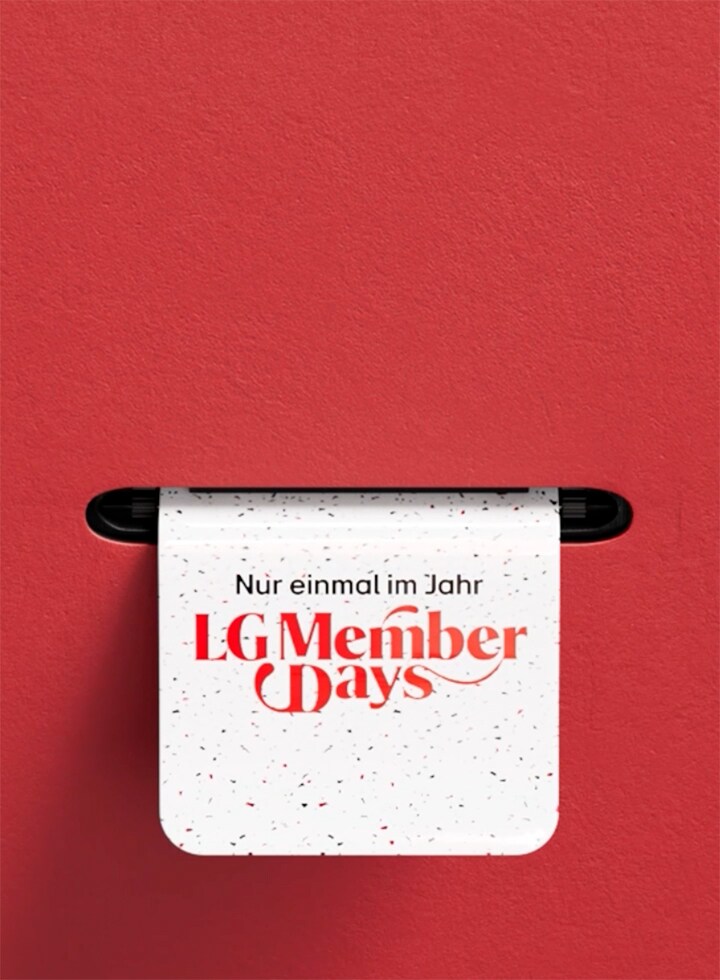 Ein Video zeigt, wie Tickets für die LG Member Days gedruckt werden. Auf den ersten beiden Tickets stehen die Aufschriften „Nur einmal im Jahr, LG Member Days“. Danach werden nacheinander Tickets mit Abbildungen eines LG Fernsehers, einer Soundbar, eines Kühlschranks, einer Waschmaschine, eines Monitors und eines CineBeam-Projektors gedruckt.