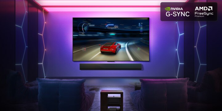 Man sieht den LG OLED evoTV M5 mit einem Spiel auf dem Bildschirm, das flüssiges und nahtloses Gameplay zeigt. Die Zero Connect Box ist zwar sichtbar, fügt sich aber gut in den Raum ein. Die Nvidia G-Sync- und AMD FreeSync Premium-Logos sind zu sehen. Die Gaming-Zertifizierungen sind sichtbar.