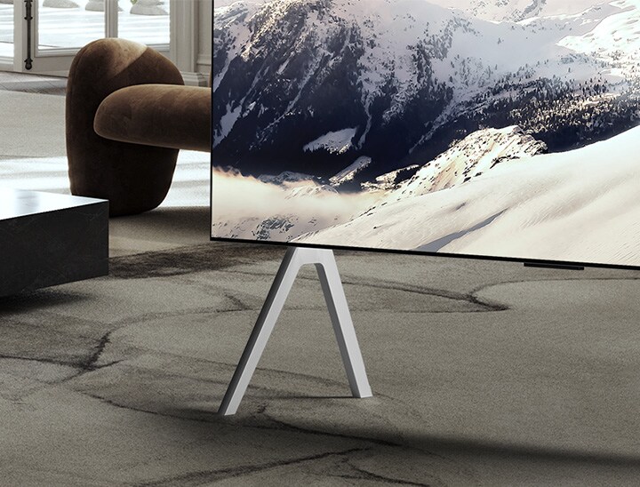 Nahaufnahme des ultra-schlanken Designs des LG OLED TVs.