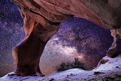 Blick aus dem Inneren einer Höhle zum Eingang hin. Die Höhle wirkt mit ihren hochdetaillierten Fels- und Kristallformationen surreal. Die Szene unterstreicht die beeindruckenden KI-Bildverbesserungsfunktionen von LG TVs.