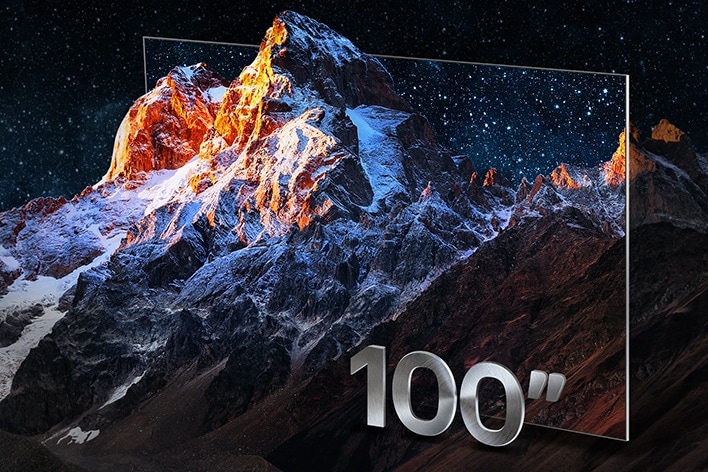 Gebirgskette im Rahmen eines Fernsehers als kreative Möglichkeit zur Hervorhebung von Fernsehern mit einer großen Bildschirmgröße. Mit dem Hinweis „100 Zoll“.