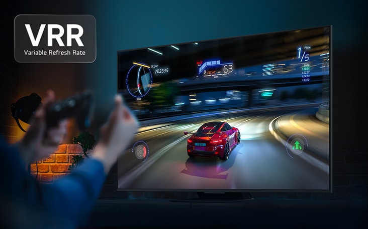 Hände, die einen Game Controller vor einem Fernseher mit einem Autorennen-Game auf dem Bildschirm halten. Zu sehen ist das VRR-Logo für „Variable Bildwiederholrate“.