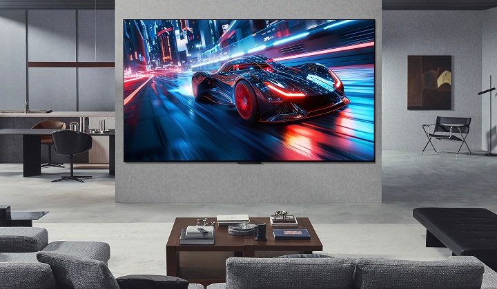 Wohnzimmer mit einem an der Wand befestigten ultragroßen LG TV. Auf dem Bildschirm ist ein Autorenn-Game zu sehen. Aufgrund der Bildschirmgröße fühlt sich der Inhalt so viel fesselnder an.