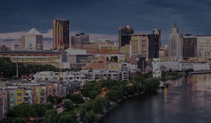 Langweilige Stadtansicht in niedriger Auflösung. Der alpha 11 AI-Prozessor erscheint. Verschiedene Kreissymbole bewegen sich über das Stadtbild und zeigen an, wie der Prozessor jedes Element im Bild analysiert. Der Prozessor pulsiert mit Energie und das Stadtbild ist plötzlich heller, detaillierter und dank AI Super Upscaling in 4K-Auflösung zu sehen.