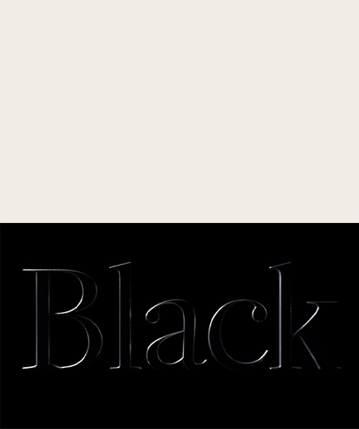 Das Wort „Schwarz“ geprägt auf schwarzem Hintergrund.