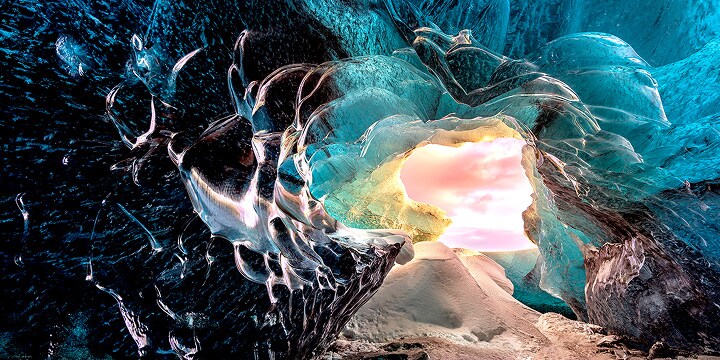 Blick aus dem Inneren einer Höhle zum Eingang hin. Die Höhle wirkt mit ihren hochdetaillierten Fels- und Kristallformationen surreal. Die Szene unterstreicht die visuell verlustfreie Bildqualität der LG True Wireless TVs.