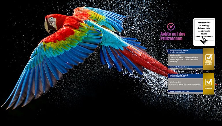 Bunter Papagei in ultrahoher Auflösung vor schwarzem Hintergrund. Rundherum schweben Wassertropfen in der Luft. Das Bild präsentiert perfekte Farben, wobei jeder einzelne Farbton auf dem Körper des Papageis leuchtend und lebendig ist. Verschiedene Logo-Zertifizierungen von UL und Intertek sind sichtbar. Diese beziehen sich auf seine 100%ige Farbtreue und sein 100%iges Farbvolumen. Auch ein Text ist sichtbar, „Achte auf das Prüfzeichen für "Perfekte Farben".