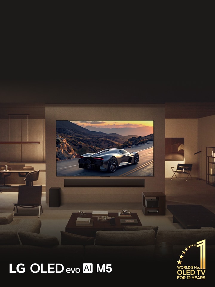 Klassisches Wohnzimmer mit wandmontiertem LG OLED evo M5 TV. Darunter befindet sich eine LG Soundbar. Die Zero Connect Box steht versteckt unter einem Beistelltisch. Es sind keinerlei Kabel sichtbar, was die True-Wireless-Technologie des Fernsehgeräts unterstreicht. Das Emblem des seit 12 Jahren weltweit führenden OLED TVs und das Logo des LG OLED evo AI sind zu sehen.