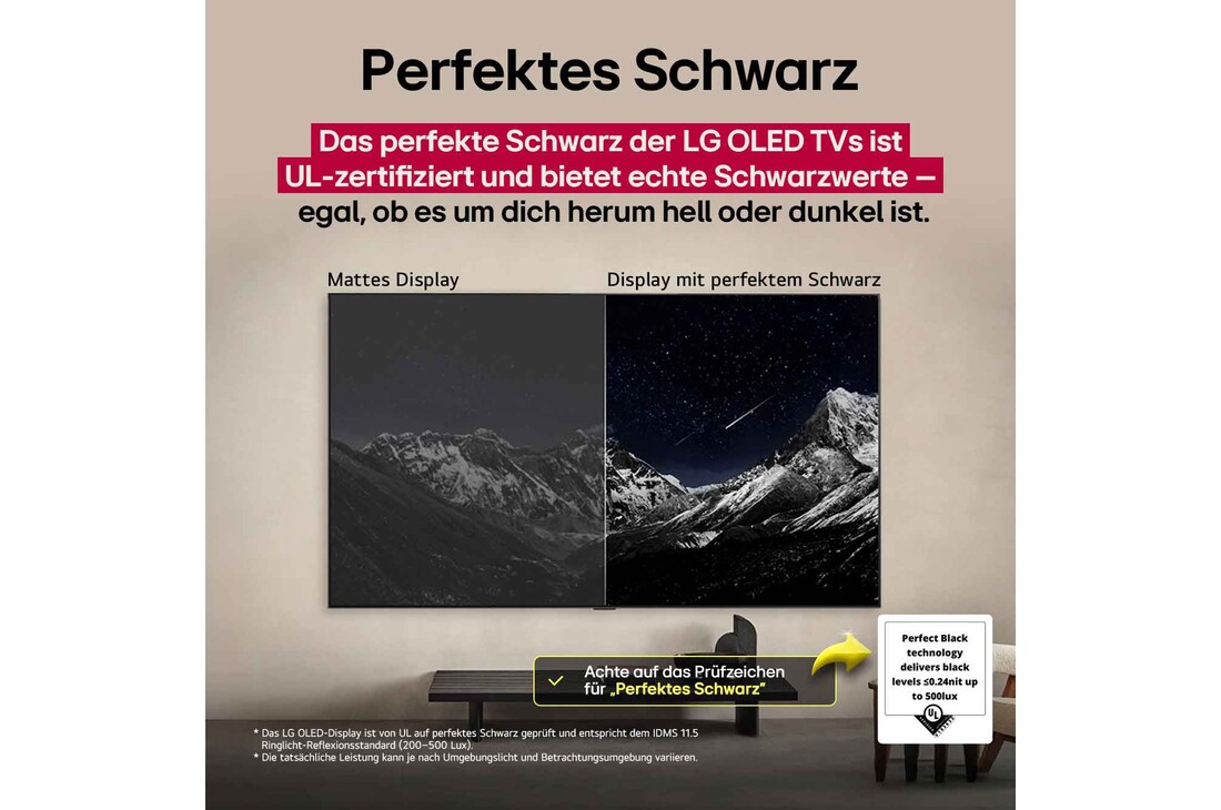 Wohnzimmer mit einem an der Wand montierten LG OLED TV. Auf dem Fernseher ist eine Bergkette vor einem dunklen, sternenübersäten Abendhimmel zu sehen. Diese Szene ist in zwei Hälften geteilt, um zu zeigen, wie Perfektes Schwarz echte Schwarzwerte liefert – egal, ob es um dich herum hell oder dunkel ist. Die eine Seite der Szene zeigt eine trübe, grauere Version des Querformat-Displays mit der Aufs