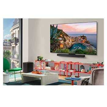Großansicht eines stilvollen und farbenfrohen Wohnzimmers. Der LG OLED evo AI C5 4K Smart TV ist an der Wand montiert, darunter befindet sich eine LG Soundbar. Das Design des Fernsehers fügt sich gut in den Raum ein. Auf dem Fernsehbildschirm ist ein buntes Kunstwerk zu sehen. 