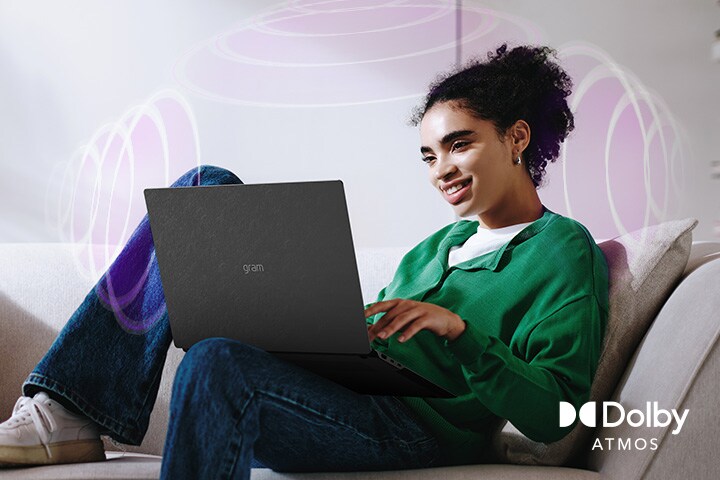 Eine Person sitzt auf einer Couch und genießt beeindruckendes Audio, während sie einen LG gram-Laptop benutzt. Der Text hebt die Dolby Atmos-Technologie hervor und betont ein reichhaltiges, umfassendes 360-Grad-Hörerlebnis. Umgebende Klangwellen im Hintergrund stellen die immersive Klanglandschaft visuell dar.