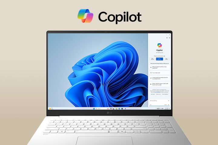 Ein Laptop mit dem Windows 11 Bloom-Hintergrundbild auf dem Bildschirm, mit einer Nahaufnahme einer dedizierten Copilot-Taste auf der Tastatur. Das „Copilot+PC“-Logo wird gut sichtbar in der oberen linken Ecke angezeigt und unterstreicht die KI-integrierte Funktionalität.	