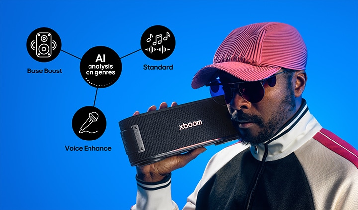 will.i.am hält den xboom Bounce direkt neben sein Gesicht. 