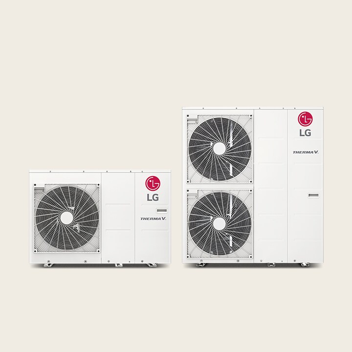 Zu sehen sind zwei LG Therma V Monobloc-Außengeräte. Ein kleines rechteckiges Gerät auf der linken Seite und ein größeres zweistöckiges Gerät auf der rechten Seite.