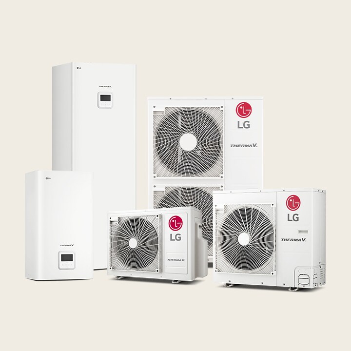 LG THERMA V Split-Geräte in einer Reihe. Die Hydro-Box und der integrierte Wasserbehälter befinden sich links, die drei Außengeräte – rechts.
