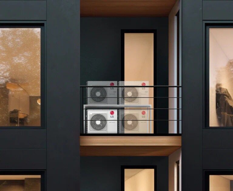 Auf dem kompakten Balkon der Wohnung ist eine 2X2-Anordnung eines LG Smart Inverter Außengeräts installiert.