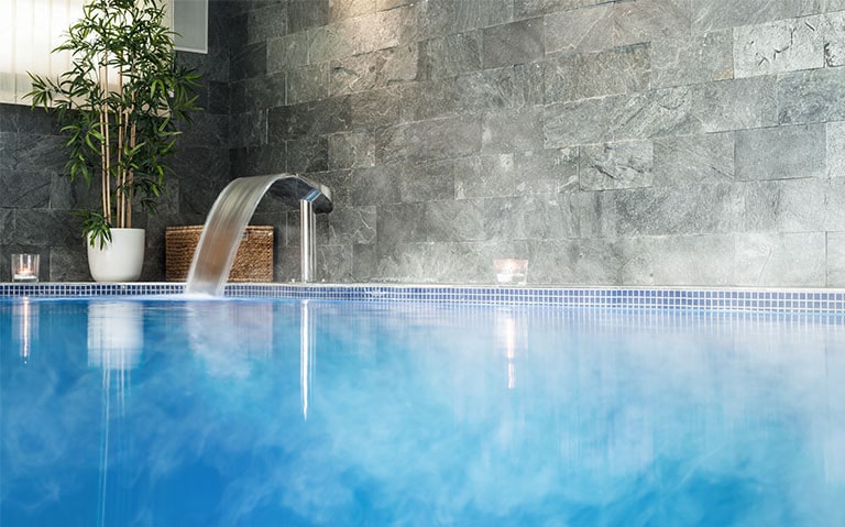 Ein Bild eines Hotel-Spa‘s, gefüllt mit warmem Wasser.