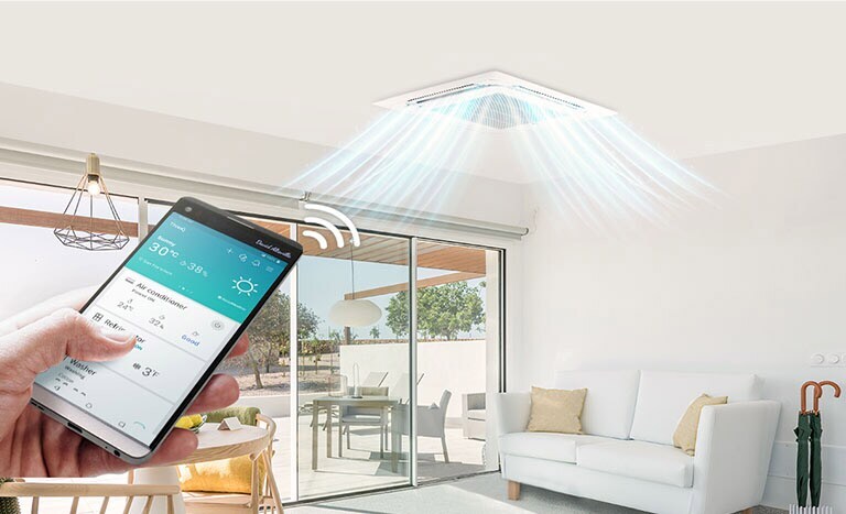 Ein Bild einer Person, die ein Klimagerät an der Decke über ein Smartphone steuert.