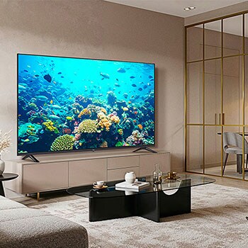 Der LG UHD AI ThinQ 4K UT73 Smart TV installiert in einem Wohnzimmer, zeigt hochauflösendes Bildmaterial.